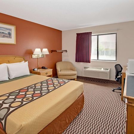 Super 8 By Wyndham Crystal Lake Exterior photo