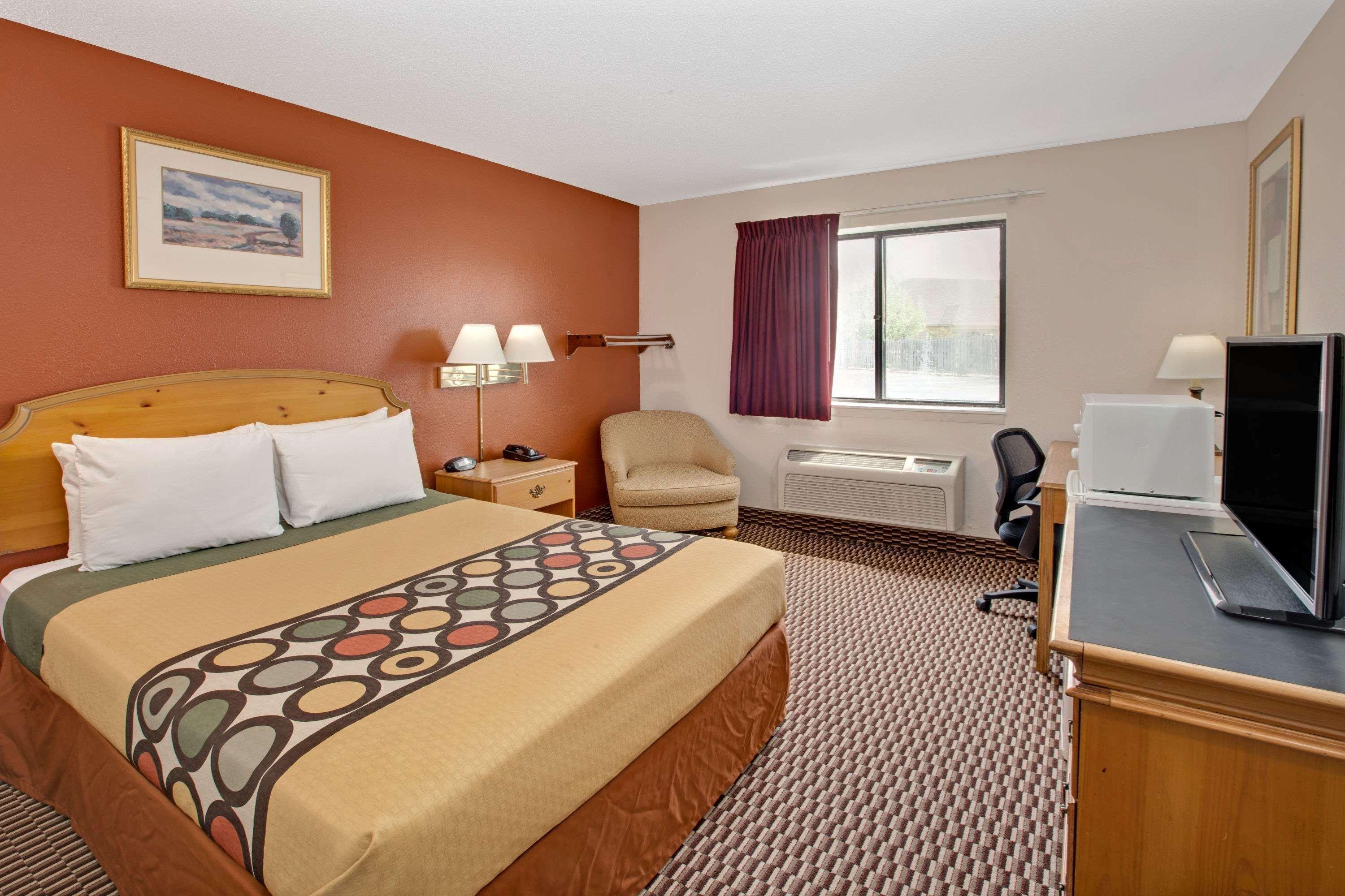Super 8 By Wyndham Crystal Lake Exterior photo