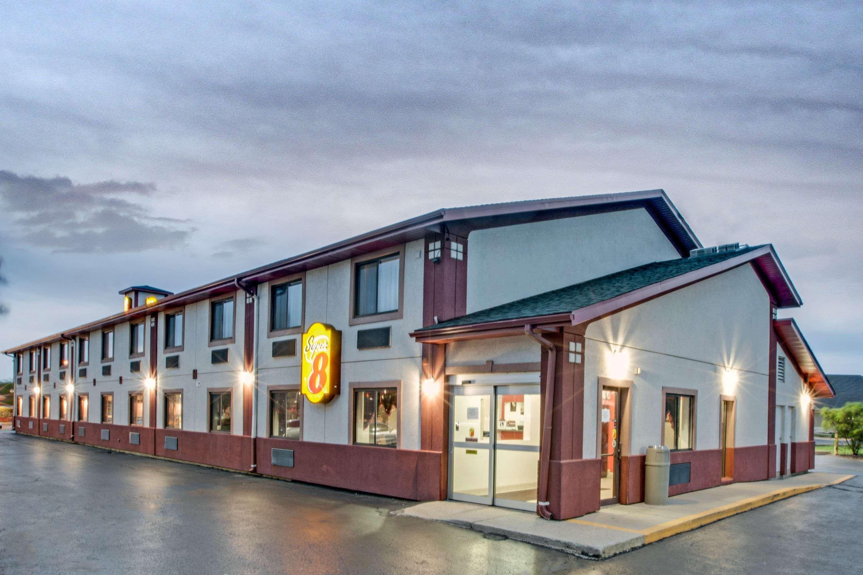 Super 8 By Wyndham Crystal Lake Exterior photo