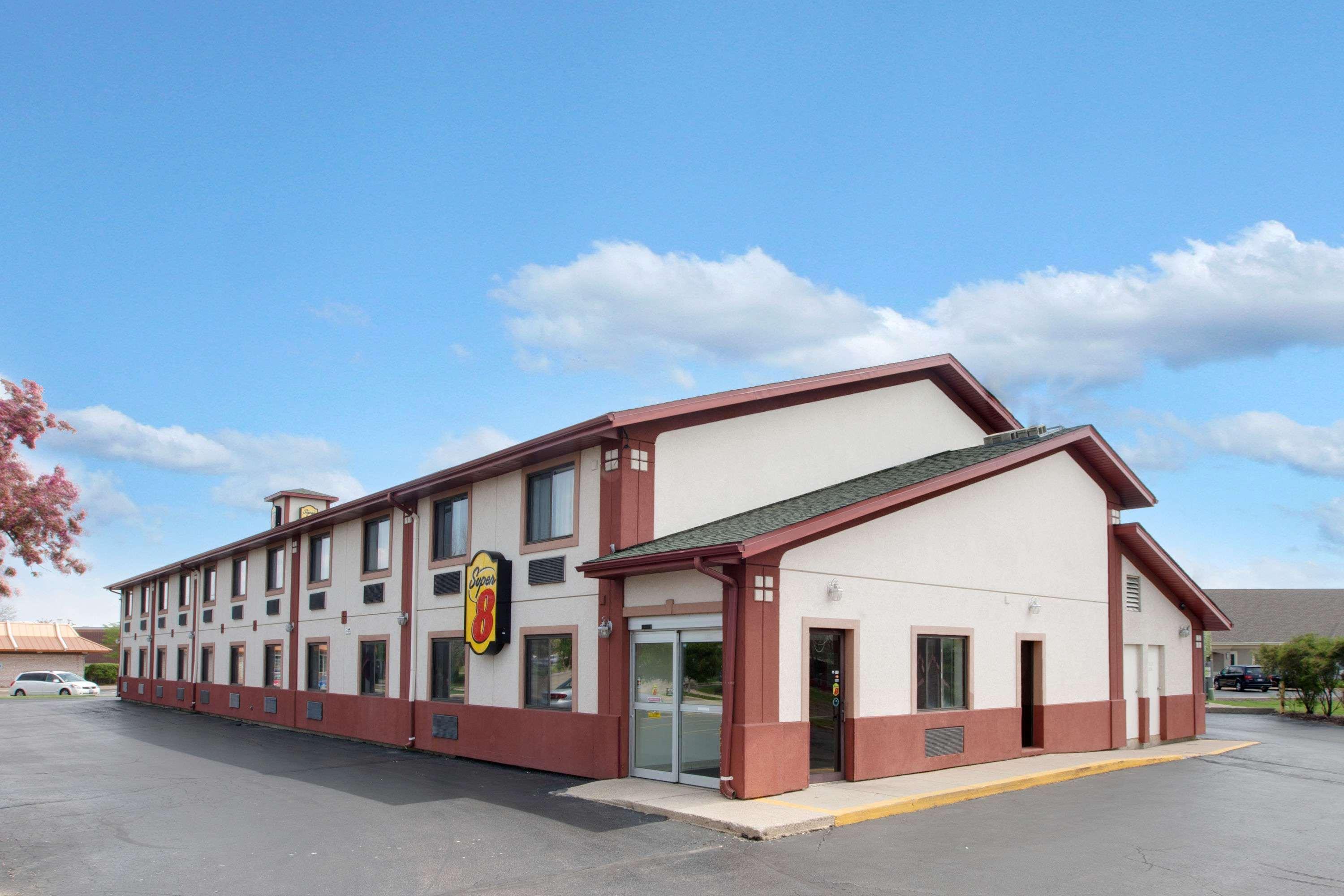 Super 8 By Wyndham Crystal Lake Exterior photo