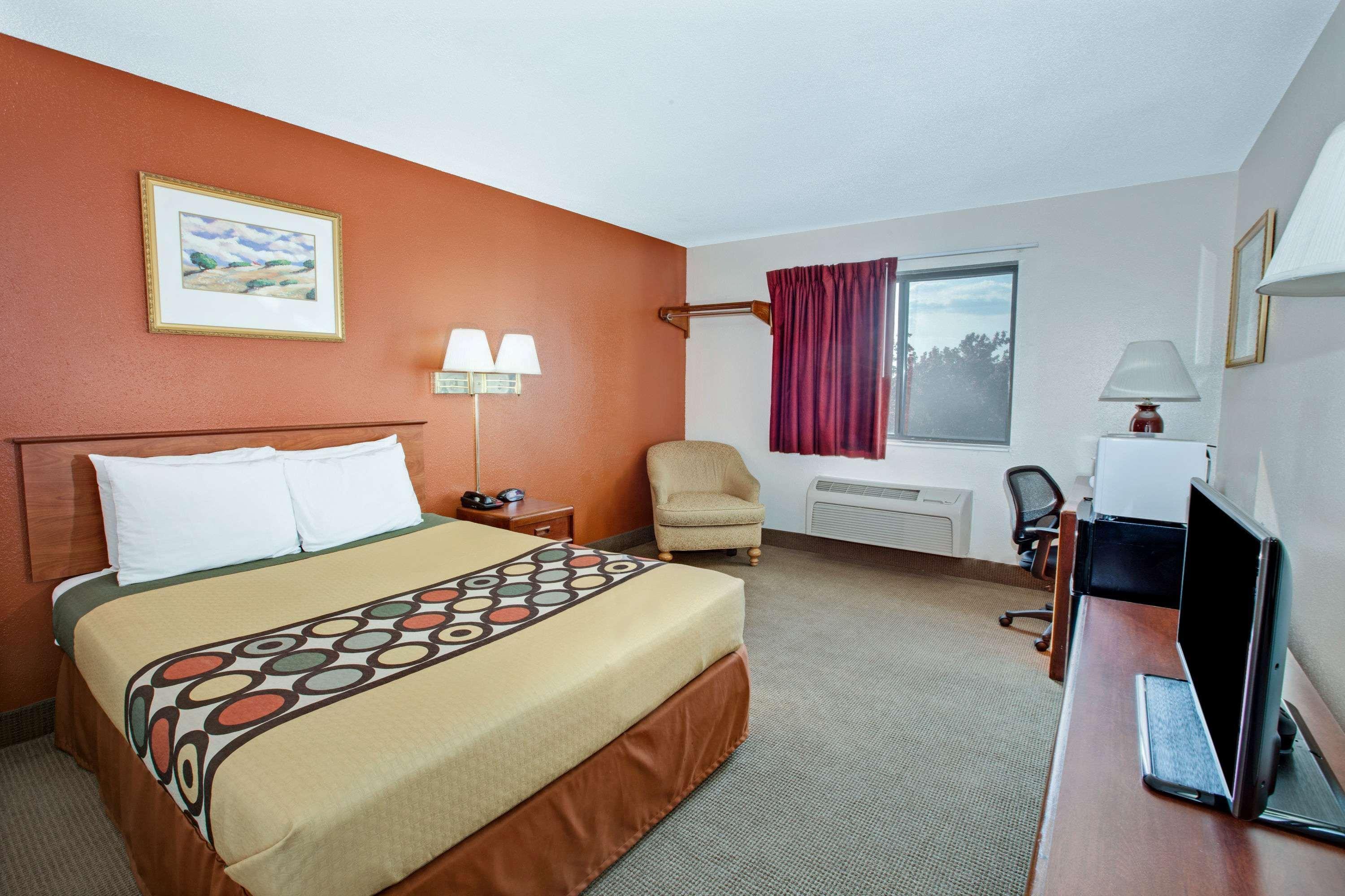 Super 8 By Wyndham Crystal Lake Exterior photo