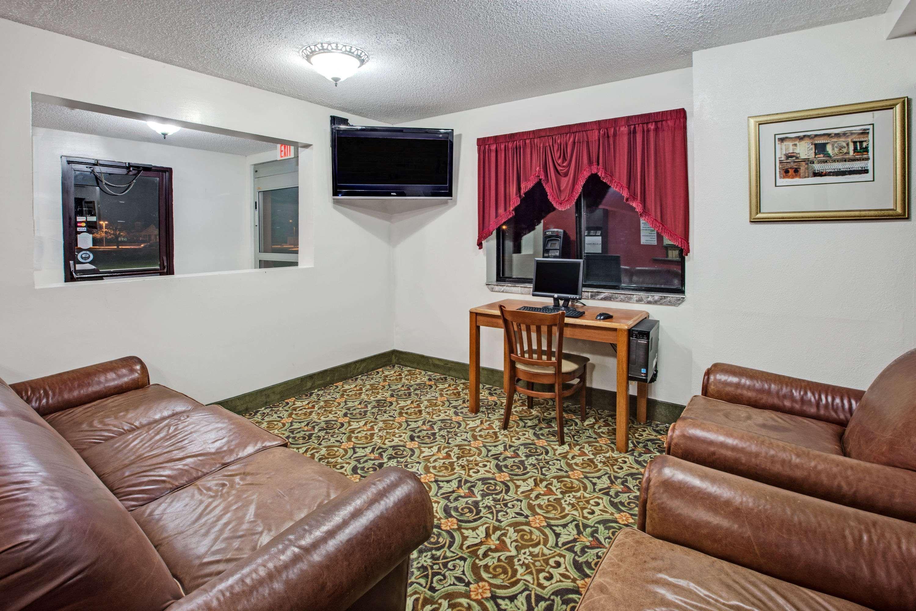 Super 8 By Wyndham Crystal Lake Exterior photo