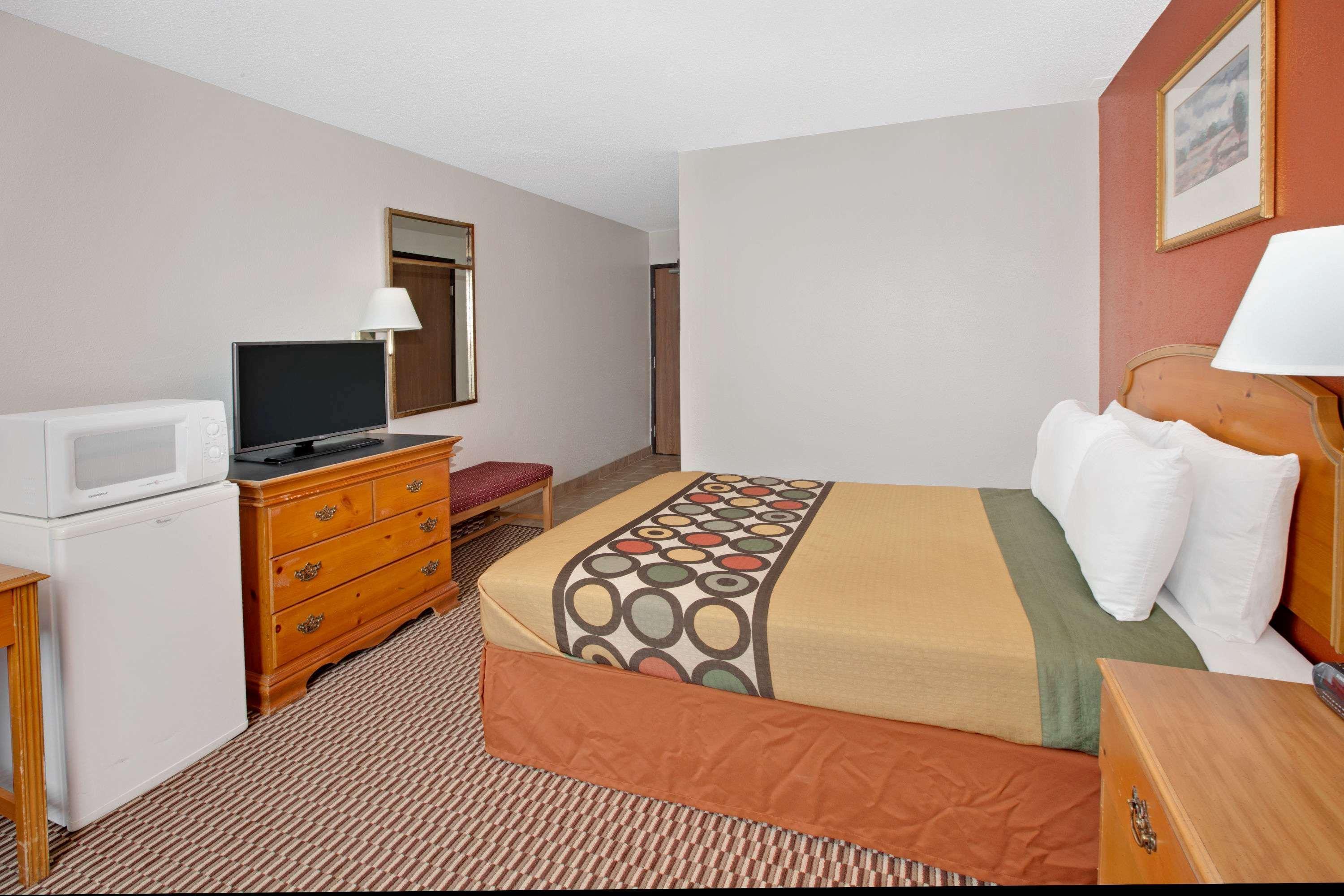 Super 8 By Wyndham Crystal Lake Exterior photo
