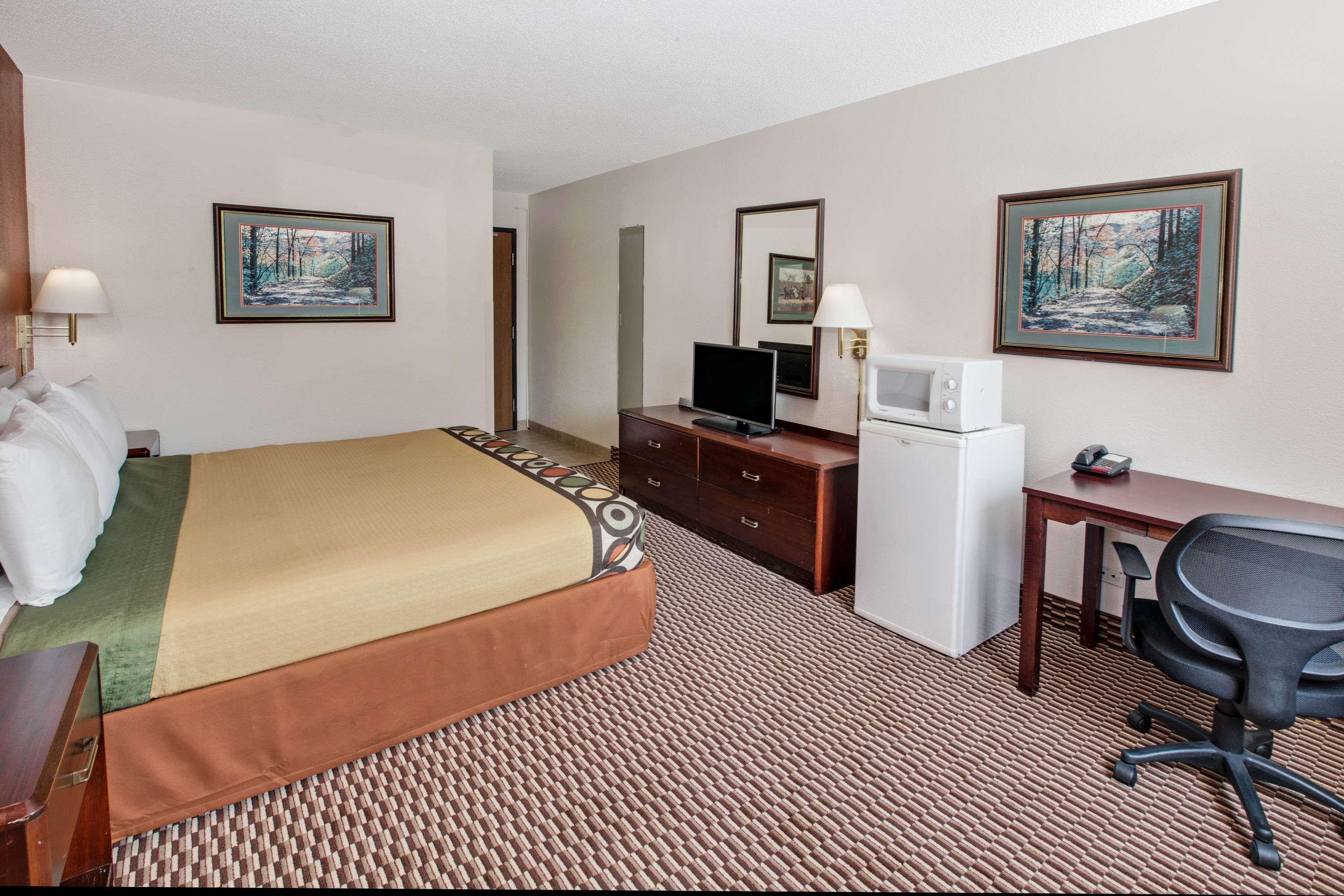 Super 8 By Wyndham Crystal Lake Exterior photo