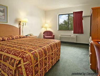 Super 8 By Wyndham Crystal Lake Exterior photo